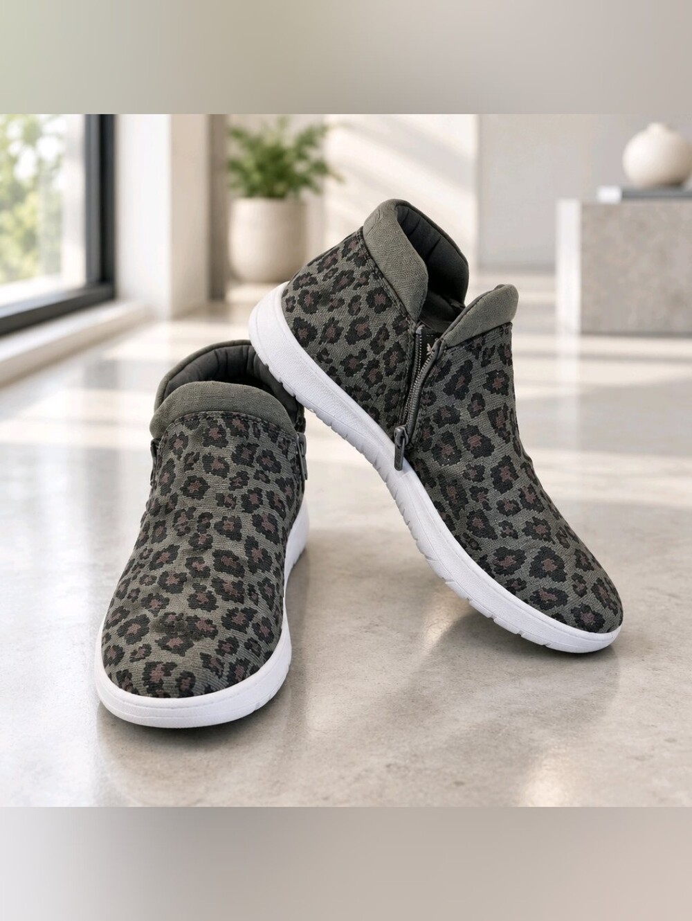 Clarks Cloudsteppers Slip-On Olive Leopard Washable Sneakers SZ 8.5 Wms